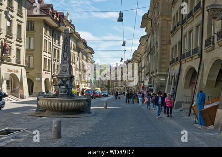 Einkaufsstraße Kramgasse und Brunnen. Bern, Schweiz Stockfoto