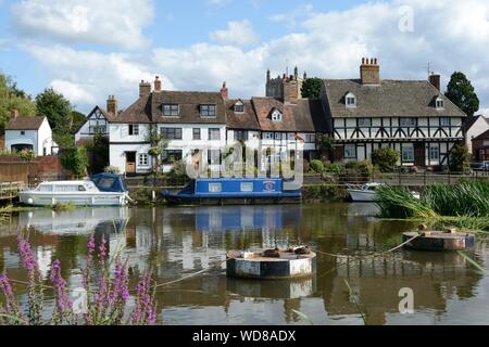 Historische Periode Häuser Häuser und Hausbooten auf der Bank auf dem Fluss Avon Tewkesbury Cotswolds mittelalterlichen Marktstadt Gloucestershire England Großbritannien Stockfoto