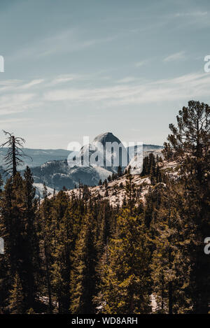 Blick auf den Half Dome aus Olmsted Point auf der Tioga Pass Road Stockfoto