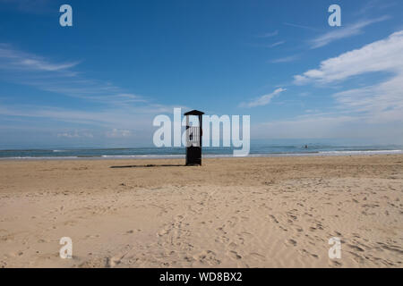 Ende Sommer in Vasto, Abruzzen, Italien: Einsamkeit auf einem einsamen Strand. Stockfoto