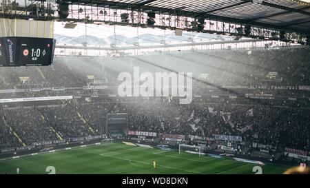 FRANKFURT AM MAIN, Deutschland - 01.August 2019: Eine schöne Aufnahme von Menschen jubeln und genießen das Spiel in die Commerzbank Arena Stockfoto