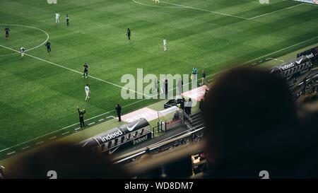 FRANKFURT AM MAIN, Deutschland - 01.August 2019: Ein selektiver Fokus Schuß der Spieler auf dem Fußballplatz in der Commerzbank Arena Stockfoto