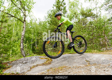 Junge reiten Mountainbike in Norwegen Stockfoto