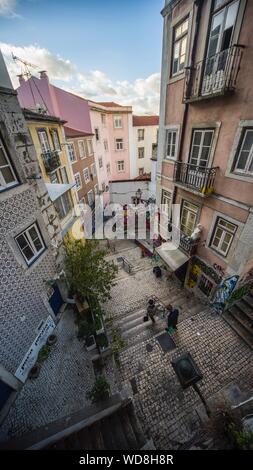 Vertikale Luftaufnahme einer Treppe in der Mitte von Gebäude unter einem bewölkten Himmel in Lissabon Stockfoto