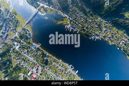 Luftaufnahme von der Straße Brücke zwischen den beiden Ufern des Biya Fluss, auf dem die beiden Dörfer von Iogach und artybasch an der Mündung des befinden. Stockfoto