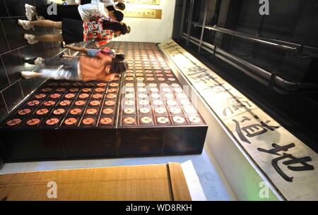 Peking, China. 28 Aug, 2019. Menschen besuchen eine Ausstellung über alte Beijing Wangfujing Department Store in Peking, der Hauptstadt von China, Nov. 28, 2019. Credit: Li Xin/Xinhua/Alamy leben Nachrichten Stockfoto