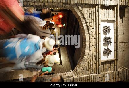 Peking, China. 28 Aug, 2019. Menschen besuchen eine Ausstellung über alte Beijing Wangfujing Department Store in Peking, der Hauptstadt von China, Nov. 28, 2019. Credit: Li Xin/Xinhua/Alamy leben Nachrichten Stockfoto