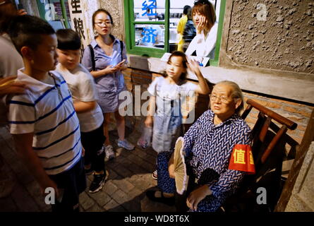 Peking, China. 28 Aug, 2019. Menschen besuchen eine Ausstellung über alte Beijing Wangfujing Department Store in Peking, der Hauptstadt von China, Nov. 28, 2019. Credit: Li Xin/Xinhua/Alamy leben Nachrichten Stockfoto