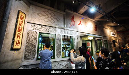 Peking, China. 28 Aug, 2019. Menschen besuchen eine Ausstellung über alte Beijing Wangfujing Department Store in Peking, der Hauptstadt von China, Nov. 28, 2019. Credit: Li Xin/Xinhua/Alamy leben Nachrichten Stockfoto