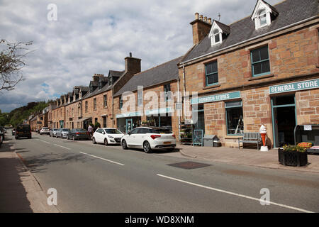 Die Castle Street, der General Store in Dornoch, einer Stadt in Sutherland, Highland, an der nordöstlichen Küste von Schottland Stockfoto