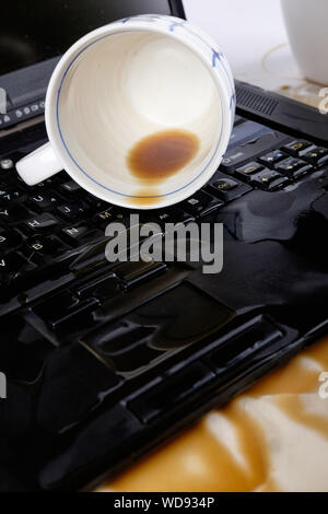 Kaffee verschüttet auf Laptop Stockfoto