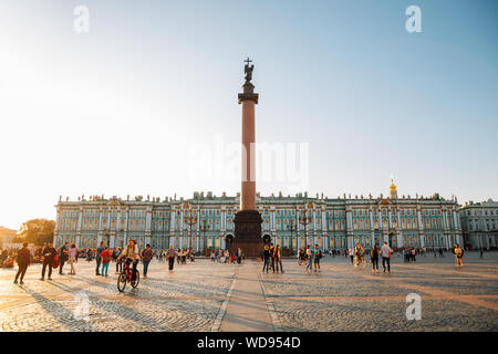 Sankt Petersburg, Russland - 17. August 2019: Schlossplatz Winter Palace Museum Eremitage bei Sonnenuntergang Stockfoto