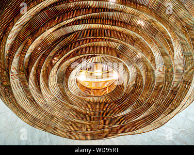 Schöne moderne Hand gewebt Bambus Decke Licht Dekoration an der Decke. Stockfoto