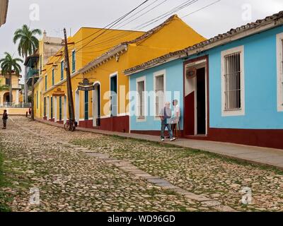 TRINIDAD, Kuba - May 05, 2013: ein Schuß von Menschen in der Nähe der bunten Gebäude auf einer Straße mit Kopfsteinpflaster in Trinidad, Kuba Stockfoto