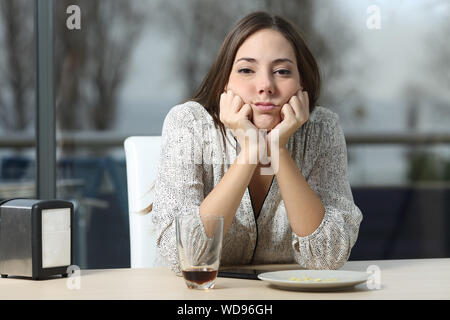 Vorderansicht Porträt einer Langeweile Frau in einer Bar, an der Sie einen traurigen Winter Tag Stockfoto