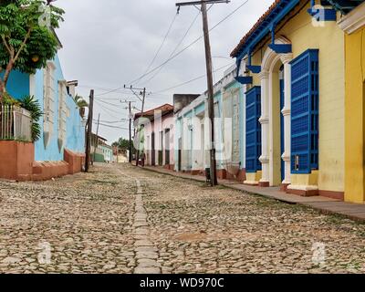 TRINIDAD, Kuba - May 05, 2013: ein Schuß von bunten Häusern auf einer Straße mit Kopfsteinpflaster in Trinidad, Kuba Stockfoto