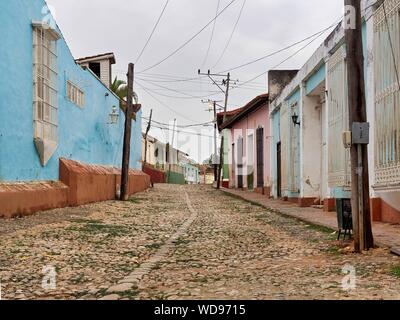 TRINIDAD, Kuba - May 05, 2013: ein Schuß von bunten Häusern auf einer Straße mit Kopfsteinpflaster in Trinidad, Kuba Stockfoto