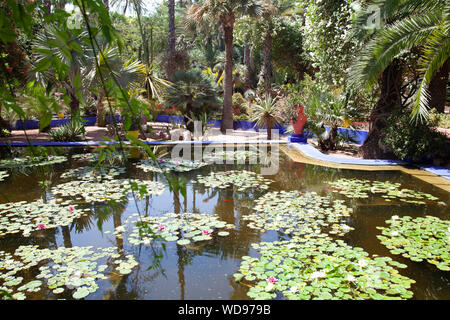 Teich im Garten Jardin Majorelle in Marrakesch, Marokko Stockfoto