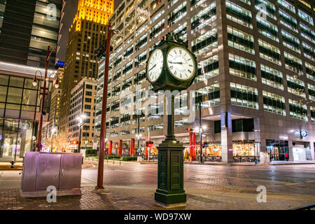 Historische Stadt, an der Kreuzung von Main Street und Texas Straße bei Nacht (Downtown Houston) - Houston, Texas, USA Stockfoto