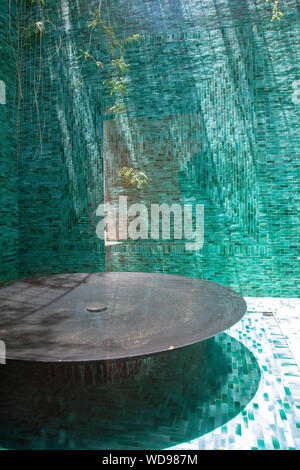 Grüne Fliesen- Brunnen bei Yves Saint Laurent Museum in Marrakesch, Marokko Stockfoto