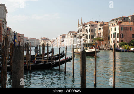 Vaporetto auf dem Canal Grande, Venedig Stockfoto