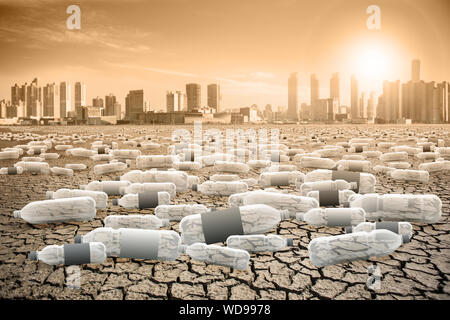 Plastikflaschen in der Wüste. Post-apokalyptische Landschaft. Planeten nach den Auswirkungen von Kunststoffabfällen. Stockfoto