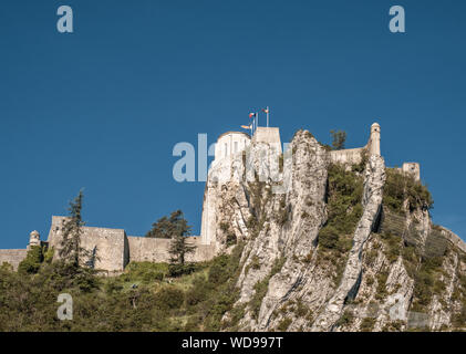 Sisteron, Alpes-de-Haute-Provence, Frankreich - 27. Mai 2019. Das 11. Jahrhundert Zitadelle von Sisteron ist thront hoch über der Stadt und dem Fluss Durance i Stockfoto