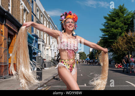 England, London - Teilnehmer der Notting Hill Carnival Tänze auf der Portobello Road. Stockfoto