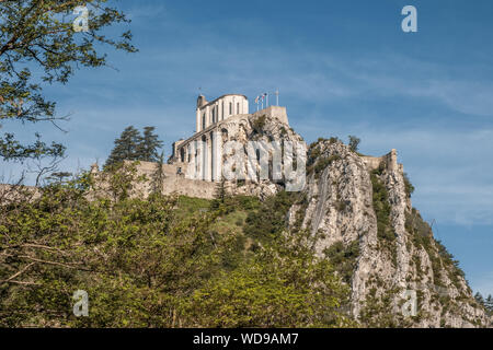 Sisteron, Alpes-de-Haute-Provence, Frankreich - 27. Mai 2019. Das 11. Jahrhundert Zitadelle von Sisteron ist thront hoch über der Stadt und dem Fluss Durance i Stockfoto