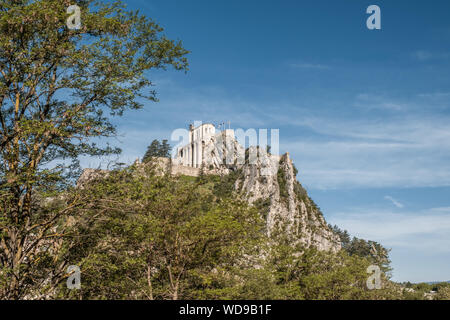 Sisteron, Alpes-de-Haute-Provence, Frankreich - 27. Mai 2019. Das 11. Jahrhundert Zitadelle von Sisteron ist thront hoch über der Stadt und dem Fluss Durance i Stockfoto