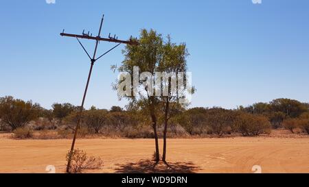 Überreste eines originalen Stahltelegraphen-Posts in der Barrow Creek Telegraph Station Historical Reserve, Northern Territory, Australien Stockfoto