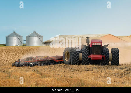 Autonome Traktor im Feld arbeiten. Smart Farming und digitale Transformation in der Landwirtschaft Stockfoto