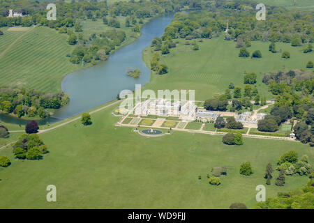 Luftaufnahme von Holkham Hall an einem sonnigen Tag in Norfolk, 18. Jahrhundert Palladian Villa, in England. Stockfoto