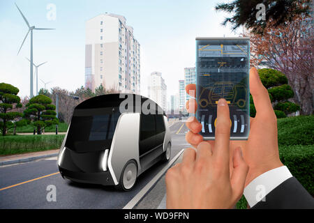 Steuerung autonomer-Bus von futuristischen Smartphone mit Mobile App. Konzept. Stockfoto