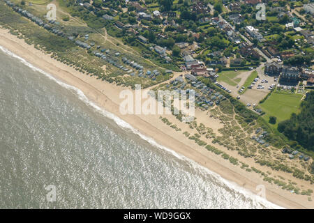 Luftaufnahme von Old Hunstanton Beach, Norfolk, an einem Sommertag, 2019, Shoreline im Blick. Stockfoto