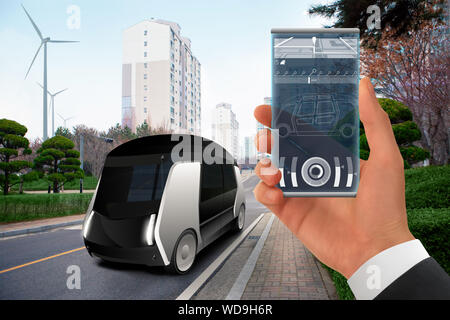 Steuerung autonomer-Bus von futuristischen Smartphone mit Mobile App. Konzept. Stockfoto