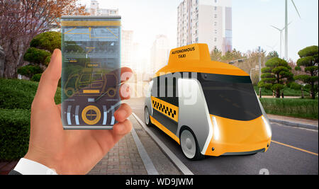 Steuerung autonomer-Bus von futuristischen Smartphone mit Mobile App. Konzept. Stockfoto