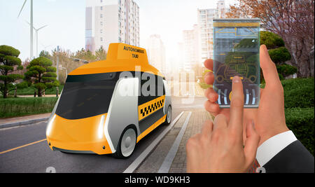 Steuerung autonomer-Bus von futuristischen Smartphone mit Mobile App. Konzept. Stockfoto