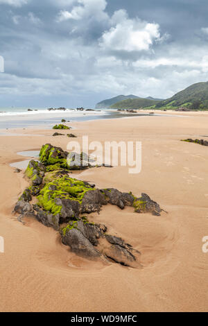 Trengandin Beach in der Nähe von Dorf Noja, Kantabrien, Spanien Stockfoto