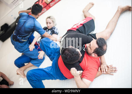 ISTANBUL, Türkei - Maj 30 Jun 02. 2019. BJJ Brazilian Jiu-jitsu Boden kämpfen Sparing für das Training und zur Demonstration auf der Hauptversammlung der KAPAP INSTR Stockfoto