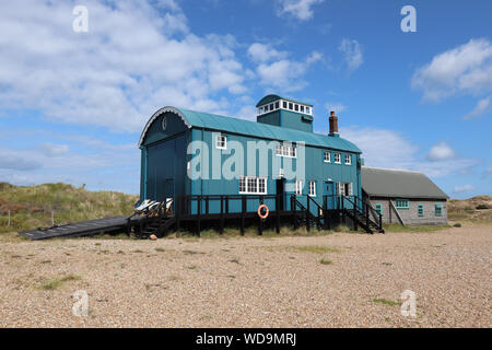 Alte Rettungsboot Haus Forkenbeck Beach, North Norfolk Coast, an einem sonnigen Tag. Stockfoto