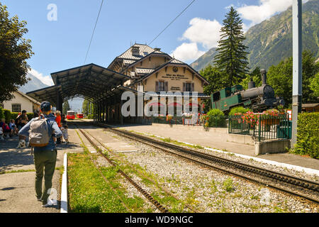 Blick auf den Zahnradbahnhof zum Mer de Glace von Montenvers, mit Wanderern im Sommer, Chamonix, Haute Savoie, Auvergne Rhone Alpes, Frankreich Stockfoto