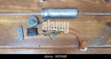 Fortpflanzung des französischen Bauern aus der Zeit des Ersten Weltkriegs selbstverlöschendes Feuerstein und Stahlrohr, wie es von Truppen in den Gräben verwendet wurde Stockfoto