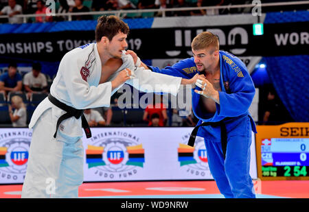 Tokio, Japan. 29 Aug, 2019. Tschechische judoka DAVID KLAMMERT (rechts) und CIRIL GROSSKLAUS der Schweiz in Aktion bei einem Match für Männer - 90 kg Klasse in World Judo Meisterschaften in Tokio, Japan, 29. August 2019. Quelle: Vit Simanek/CTK Photo/Alamy leben Nachrichten Stockfoto