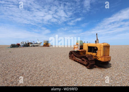 Verschiedene zurueckgelassenen Fahrzeuge auf Sand Strand, Schuß auf einen Sommer Tag mit blauem Himmel. Stockfoto