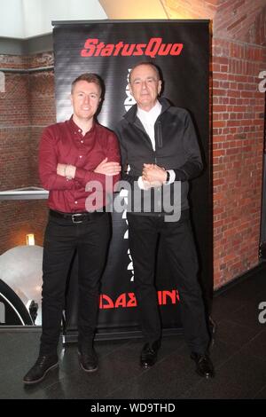 Hamburg, Deutschland. 27 Aug, 2019. Grunder Francis Rossi (rechts) und Status Quo's neuen Rhythmus Gitarrist Richie Malone präsentieren Ihre neues Album, Hamburg, 27.08.2019 | Verwendung der weltweiten Kredit: dpa/Alamy leben Nachrichten Stockfoto