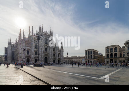 Milano, Italien (8. August 2019) - Die zentrale Piazza Duomo, dem Wahrzeichen von Mailand, mit der gotischen Kathedrale und den Palazzo dell'Arengario, auf der rechten Seite Stockfoto