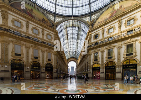 Mailand, Italien (8. August 2019), die sich auf der Innenseite der Galleria Vittorio Emanuele II, historischen Einkaufszentrum mit Boutiquen Stockfoto