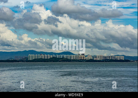 Yuen Long Hong Kong Apartment Gebäude aus der Ferne über den Hafen von Shenzhen, China Stockfoto