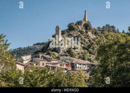 Das 16. Jahrhundert Clock Tower und dem 12. Jahrhundert Watch Tower sitzen auf einem Felsvorsprung über der Stadt von Volonne in der Alpes-de-Haute-Provence der Fr Stockfoto